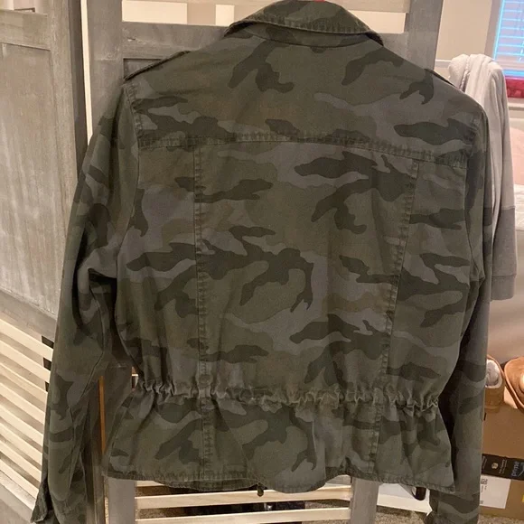 Size Med camo American eagle utility jacket worn once . Lightly quilted lining - Picture 5 of 5
